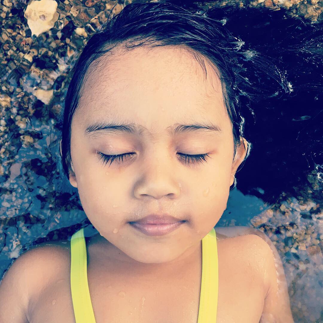 blair_bcw's tweet photo. Sis tenang di sungai... #MayaKarinChallenge @maya_karin #littleamazon https://t.co/a5zMZfyszX