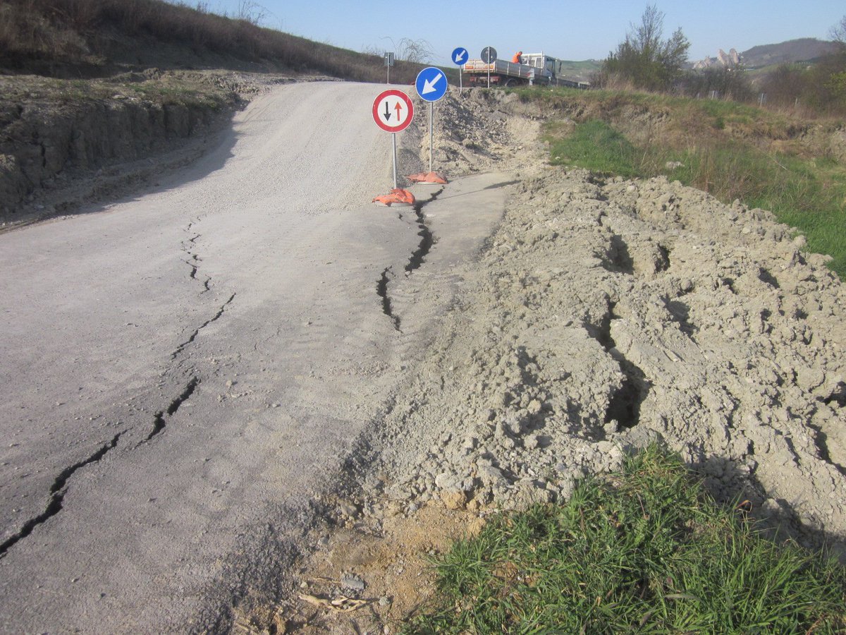 provinciamodena's tweet photo. FRANA IN APPENNINO
#SP26 tra Castagneto e Ponte Samone #INTERROTTA e #CHIUSA a TUTTI I MEZZI da domani x riattivazione frana, fino a cessazione movimento e successivo intervento di rispristino. @GDTomei @PLdelFrignano @Emergenza24 @ArpaER @CrVerdePavullo @comunedivignola @Ansa_ER https://t.co/Djenbc64GN