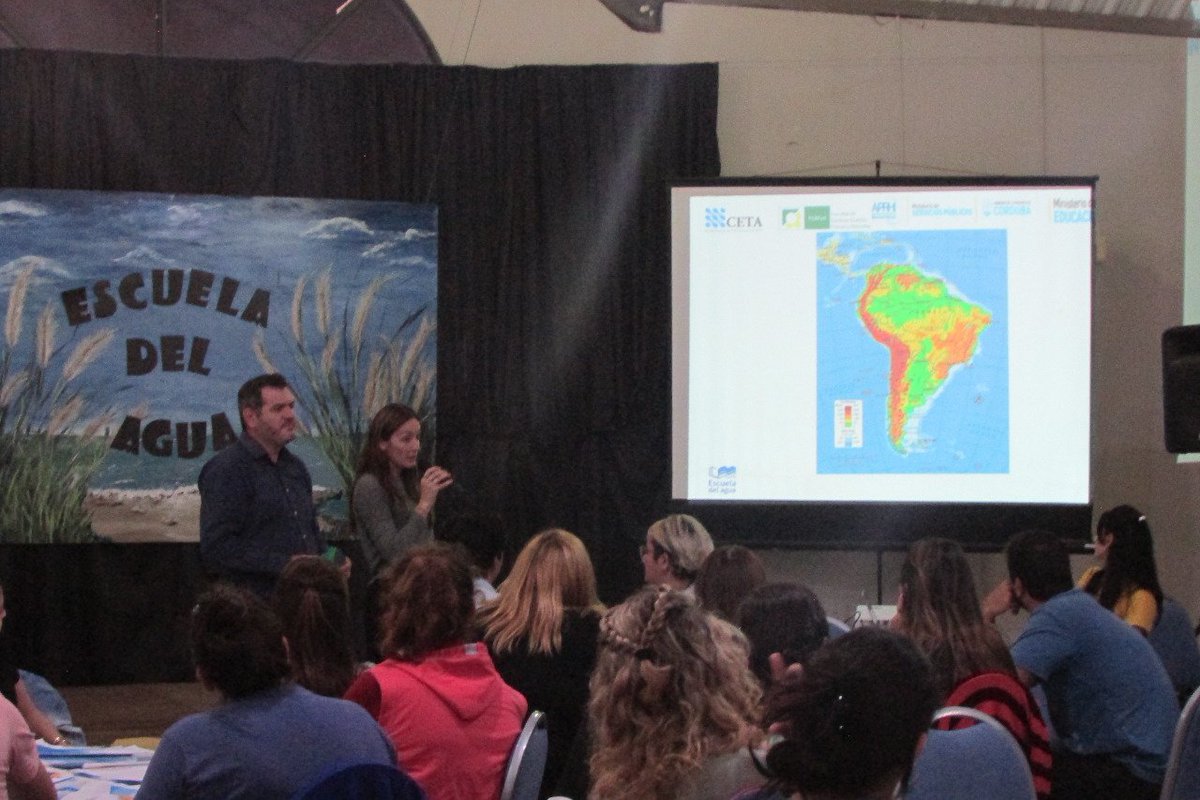 MinSPcba's tweet photo. GRAN COMIENZO DE LA #ESCUELADELAGUA💦

Realizamos el 1er módulo del Proyecto Educativo de la #APRHi en @MiramarCba junto con @educacioncba @FCEFyN_UNC @unc_cordoba y @SecAmbyCC 

👩‍🏫Asistieron docentes de colegios provinciales de los dptos #RíoSeco #Tulumba #RíoPrimero y #SanJusto https://t.co/k8hcyWDi8e