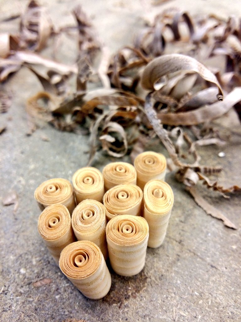 jam73e's tweet photo. The morning after the night before... #WoodworkingSocial
#WednesdayNights Walnut shavings from the early stages of a linen fold panel.
Pine shavings made with a #Stanleyplane no5
I still have two places free on Tuesday nights, on a weekly or monthly basis
#woodworkingtherapy https://t.co/x8tWYgPJHc