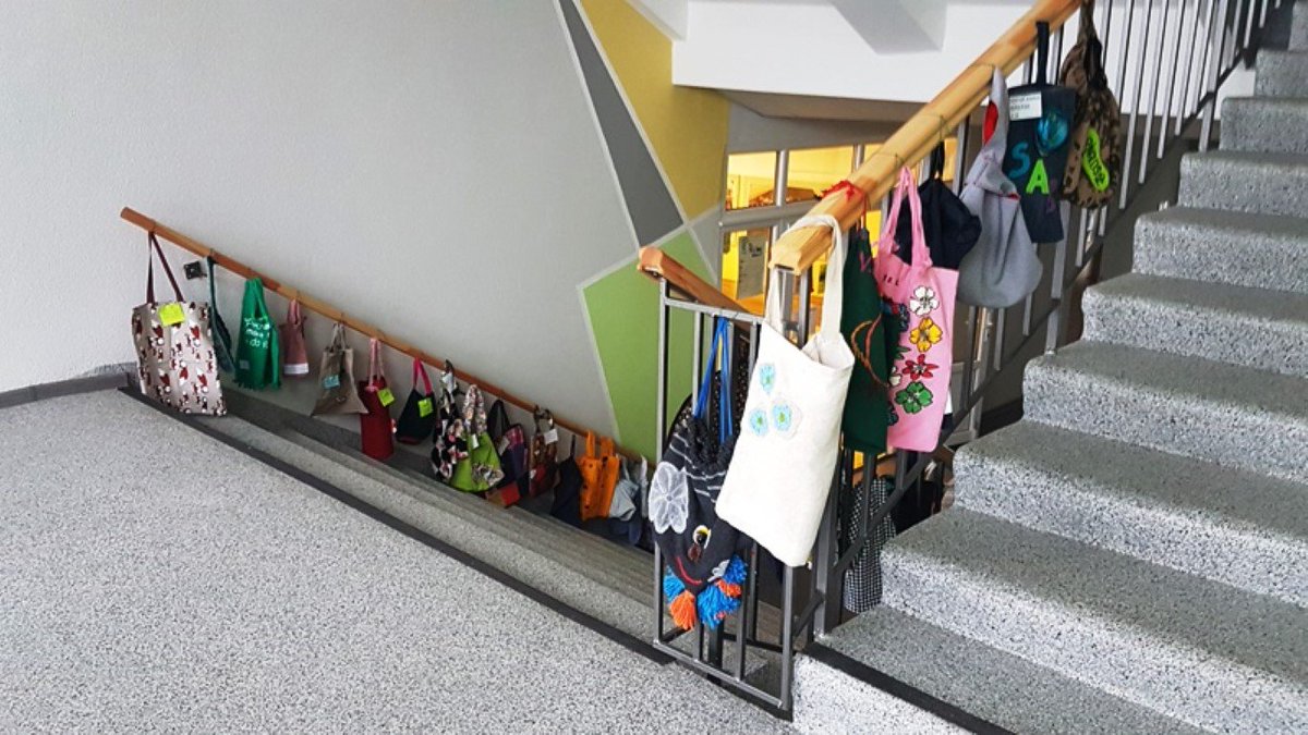 Esam iesaistījušies “Zaļā josta” rīkotajā radošajā konkursā “Es sāku ar sevi – Tīrai Latvijai!”. Mūsu skolu konkursā pārstāv četru meiteņu komanda – Elīza un Ērika Made no 3. b klases, Kate no 6. b klases un Una no 7. b klases. png.edu.lv/2019/03/21/kon…