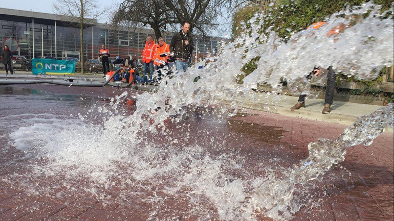 rtvoost's tweet photo. Is het eíndelijk droog, wordt de Prins Bernhardstraat in Deventer onder water gezet  https://t.co/76vJnNZ80Y #rtvoost https://t.co/Cpr1qvuhtb