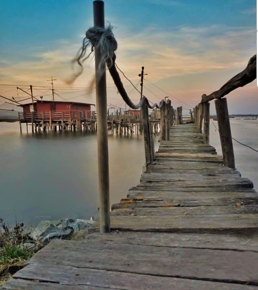VisitComacchio's tweet photo. Attraverso il ponticello, nel cuore del fascino lagunare...
#comacchio #vallidicomacchio #primavera
(ph. @chiaramene7) https://t.co/IrSWMIIklm