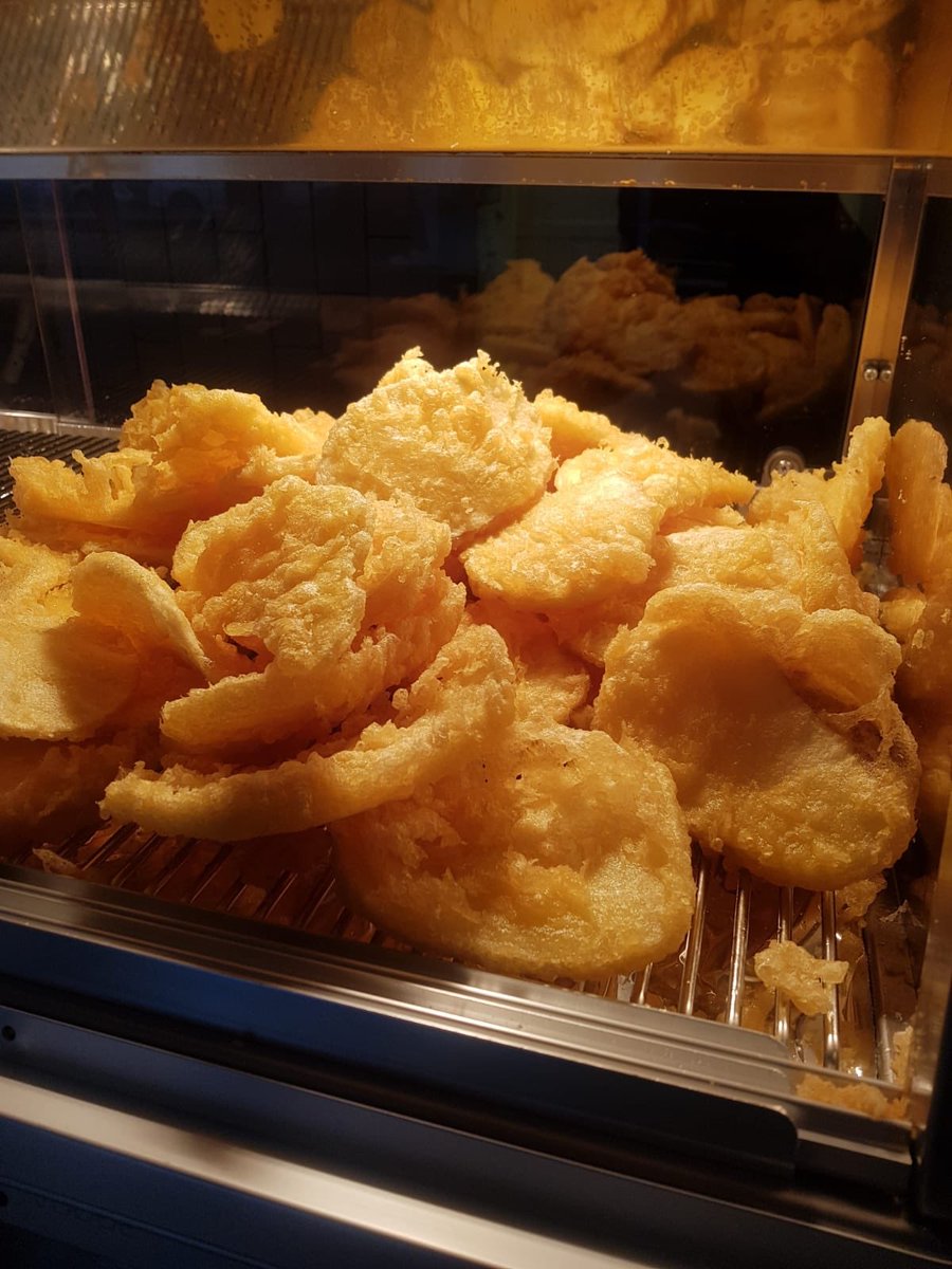 Some lovely potato fritters at <a href="/ChipsnThingsUK/">Chips'n'Things</a> today. Thanks for lunch 👍 #Middletons #FishandChips #BetterBatter