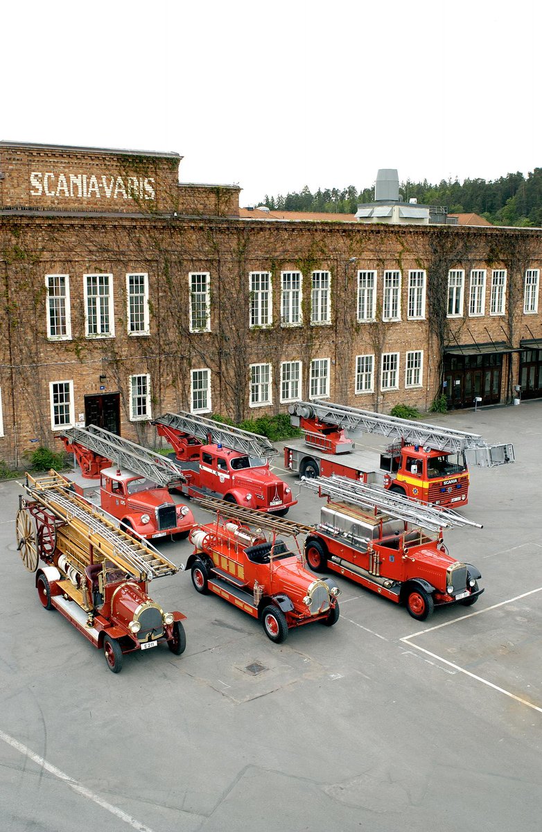ScaniaUK's tweet photo. Throwing it back with this collection of Scania Fire Trucks, including a Scania Vabis from 1915, 1919 and 1931, a Ladder Truck from 1939 and 1951, a Scania L64, and a Scania LB81 from 1980 with a ladder and basket #ThrowbackThursday #ScaniaFireEngine https://t.co/0Mm8FghbZv