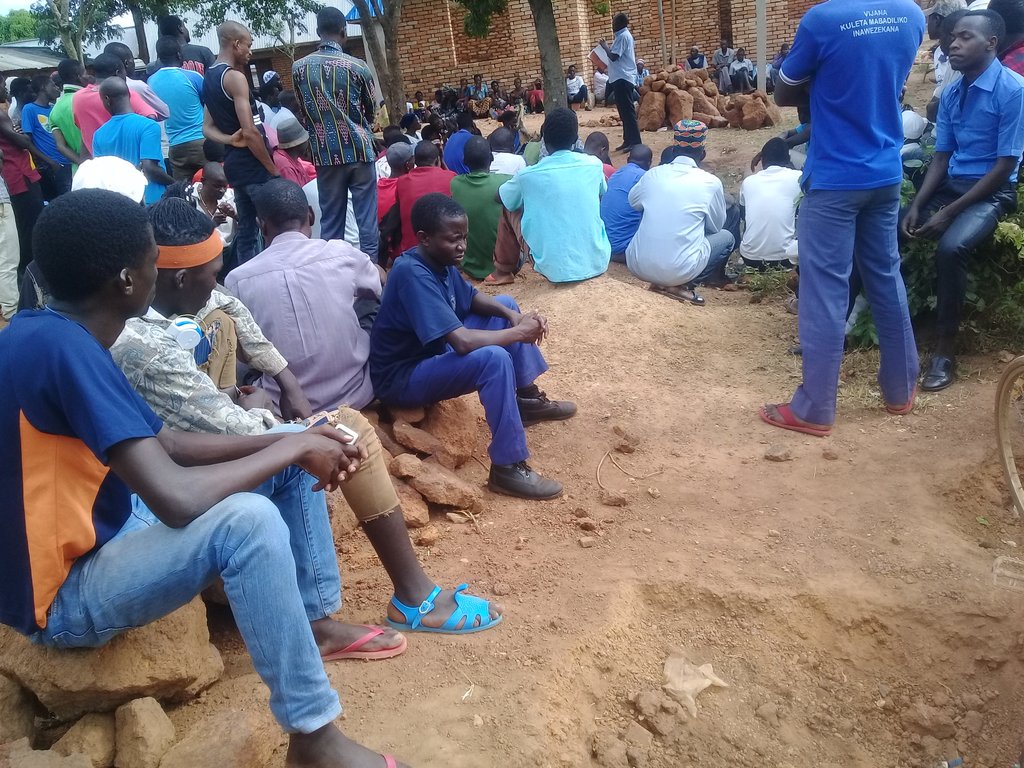GalulaSospeter's tweet photo. Mkutano mkuu wa kijiji cha shy'a'kata ya nyakafulu wilaya ya mbogwe geita wamekubaliana kuanzisha mchango wa ujenzi wa zahanati ya kijiji ilikutimiza agizo la serikali kuwa kila kijiji ijenge zahanati na kusogeza huduma za afya kwa jamii https://t.co/w8tEkYrmoI