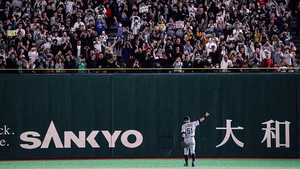 MLB's tweet image. Ichiro exits in the 8th inning to a standing ovation in the Tokyo Dome. 👏
 
#MLB開幕戦