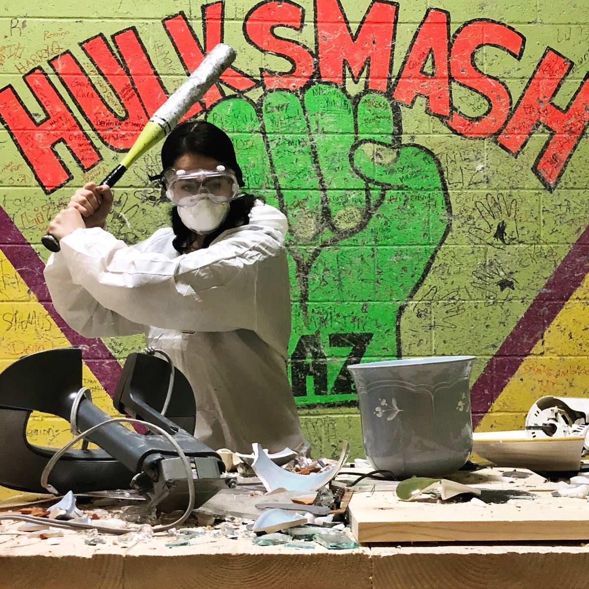 Get your frustrations out “Office Space” style! I found a room where you can destroy everything from printers to plates in a fun and safe way! Join us today at 10am on <a href="/4liveinthed/">Live in the D</a> as we go to the Rage Room @escape_room_zone.  
#rageroom #riotroom #officespace #destroy #fun