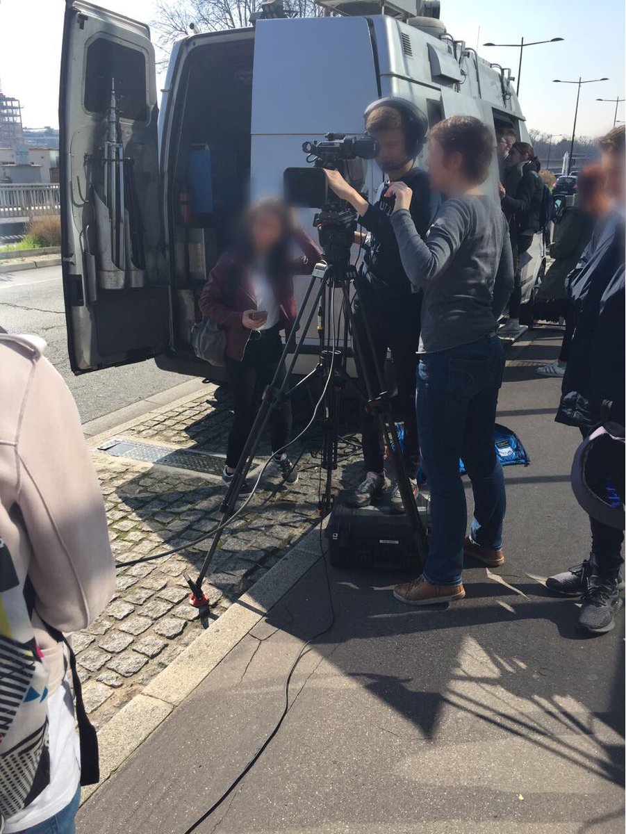 clgvh18's tweet photo. Les élèves continuent leur visite dans les coulisses de @TF1 #SPME19 https://t.co/7ffoUBOYdO