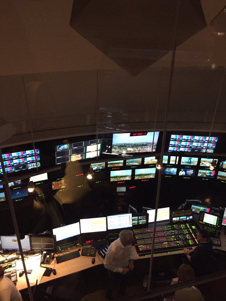 clgvh18's tweet photo. Les élèves continuent leur visite dans les coulisses de @TF1 #SPME19 https://t.co/7ffoUBOYdO