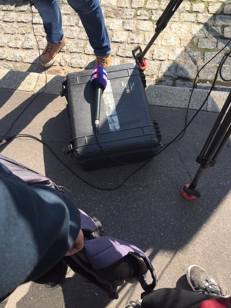 clgvh18's tweet photo. Les élèves continuent leur visite dans les coulisses de @TF1 #SPME19 https://t.co/7ffoUBOYdO