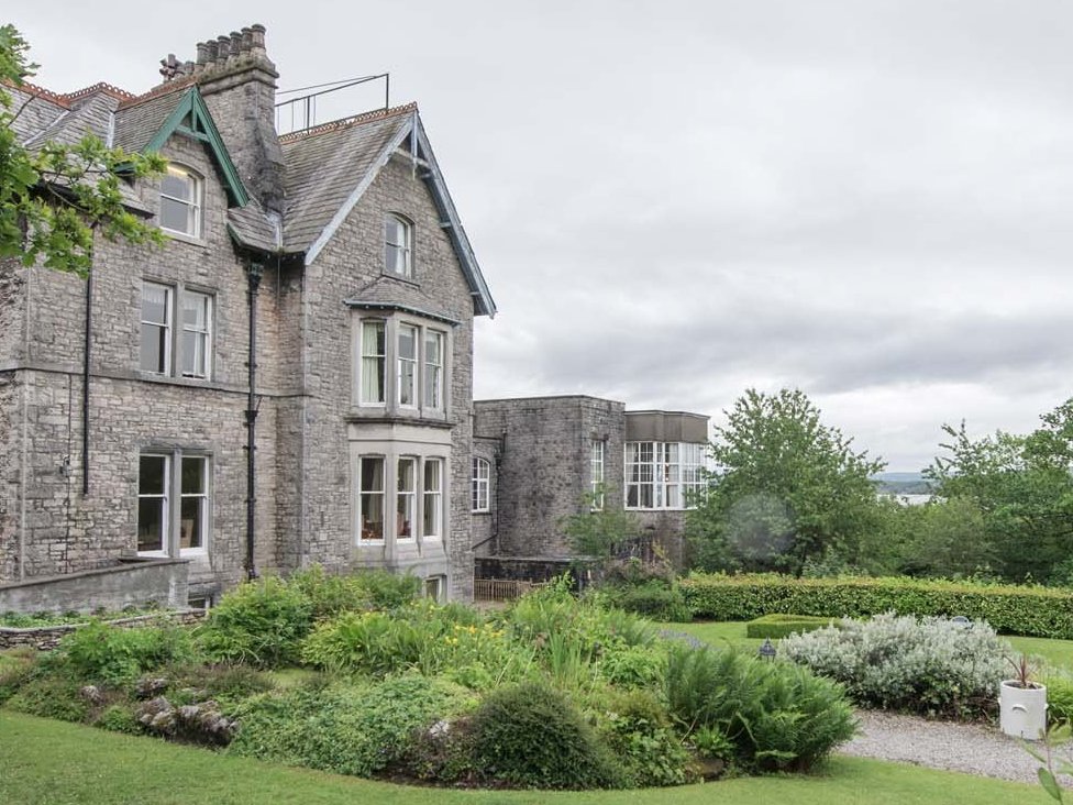 BentleyFielden's tweet photo. We would like to thank the Cumbria Grand Hotel for hiring the Mobilift CX for an event later this month. https://t.co/CnYWJLdHlB https://t.co/7ME7edQ22q