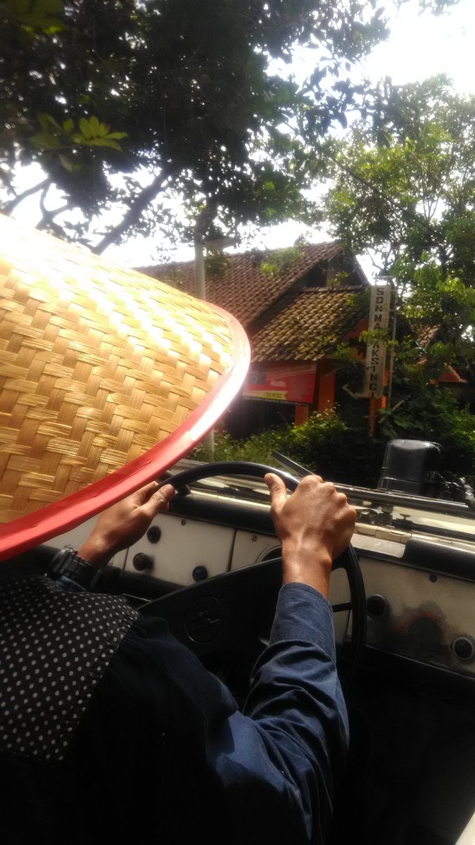 indonesia_itx's tweet photo. Tour guide with caping. Bloopers Day 2. Yogyakarta 19 - 22 Maret 2019 #THS #DCOOuting2019 #SynergyWayofDisruption #alwaysthebest #alwaysthestar #alwaysthewinner #jacksparrow @A_Sugiarto2015 https://t.co/MDdSqx7Jbb