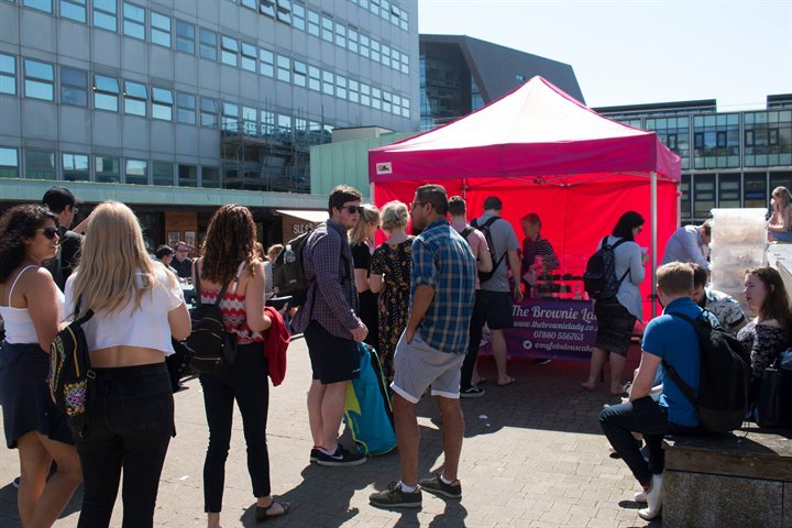 ISAPLYM's tweet photo. Campus Market TODAY on the Student Union Roof 10:00 till 16:00

Come and find a selection of mouth watering dishes and the finest products from the South West's local traders. https://t.co/iklzK2pHNb