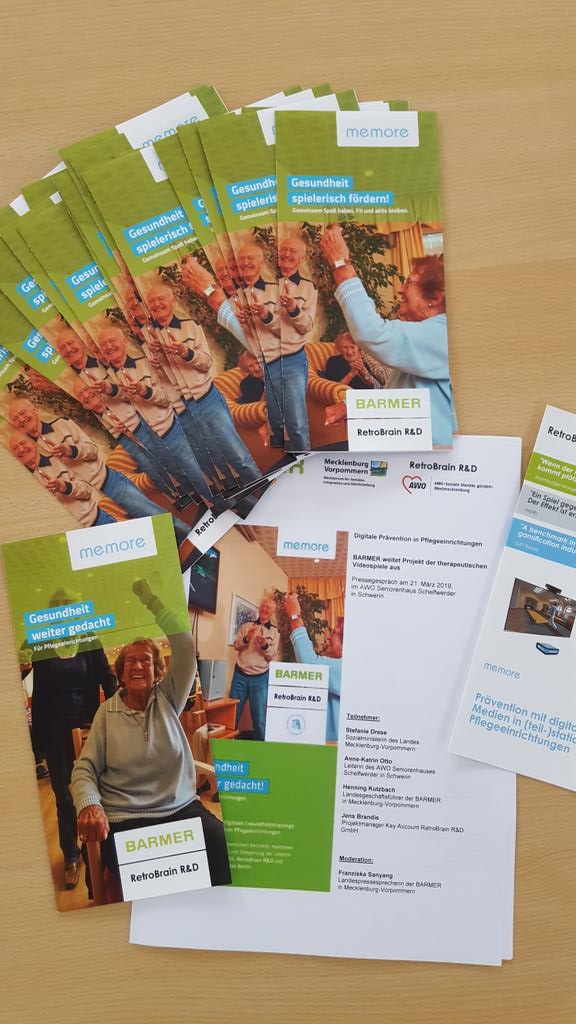 BARMER_MV's tweet photo. #Therapie und #Spaß durch die #MemoreBox: Gleich startet das #Pressegespräch im #AWO Seniorenhaus in Schwerin. Mit dabei sind Sozialministerin #Drese, Landesgeschäftsführer der #BARMER in #MV Henning Kutzbach & Jens Brandis von #Retrobrain. @sozial_mv @SpielMemore https://t.co/qjCVml2JH3