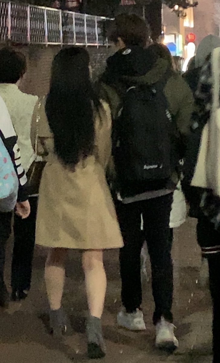 pannatic's tweet photo. A fan is having a breakdown after witnessing her bias hanging out with his girlfriend

https://t.co/XK9GlC0nY0 https://t.co/kxNprbuCuy
