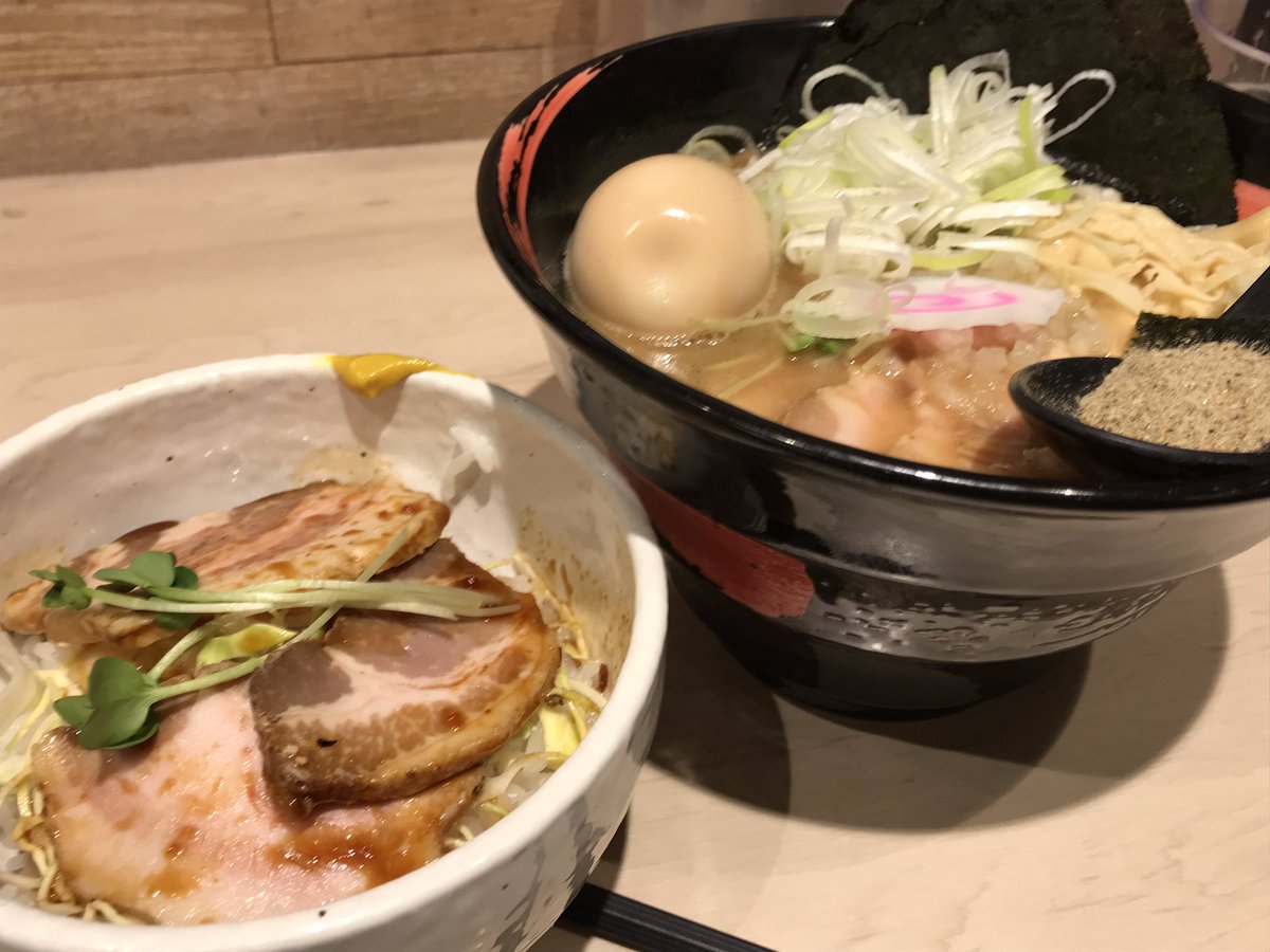 suuuuu_1234's tweet image. V02…V02…。どうしたんだよ、お前。
どうしたんだよ…。お前なんで僕が乗れる！と思ったときに入んねん…。
お前、僕がわざわざお前の運用割だして、撮影にまで行ったんやで…。
V02…。イメチェンか？それが流行なのか？V02、もうちょっと旧塗装で走ってくれ！頼む！V02……！
#V02
#近鉄
#近鉄連用