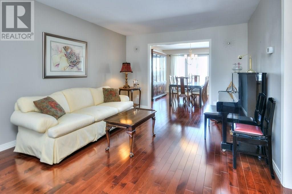 btshomes's tweet photo. Jennifer helped stage this stunning 3+2 bedroom, 3.5 bathroom, 2870 sq ft home plus finished basement overlooking the Grand River in a desirable neighbourhood. 
$895,000 - https://t.co/hHQcrdPrU6
#RESAProud #RESAStager #ThursdayThoughts #kwawesome #explorewr #realestate #forsale https://t.co/l1Zf8czydE
