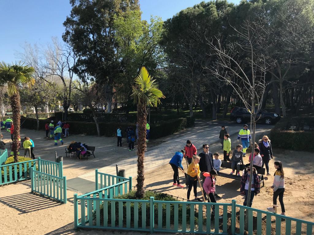 MostMedioAmb's tweet photo. Otro años más, hemos querido saludar a la primavera que viene celebrando el día del árbol. Gracias a los coles @ColegioCelaya, Principe de Asturias, Joan Miró, Andrés Segovia, Río Bidasoa, Pablo Sorozabal, Julián Besteiro y Luis Alvaréz Lencero por participar en la plantación https://t.co/aHsNsVS85e