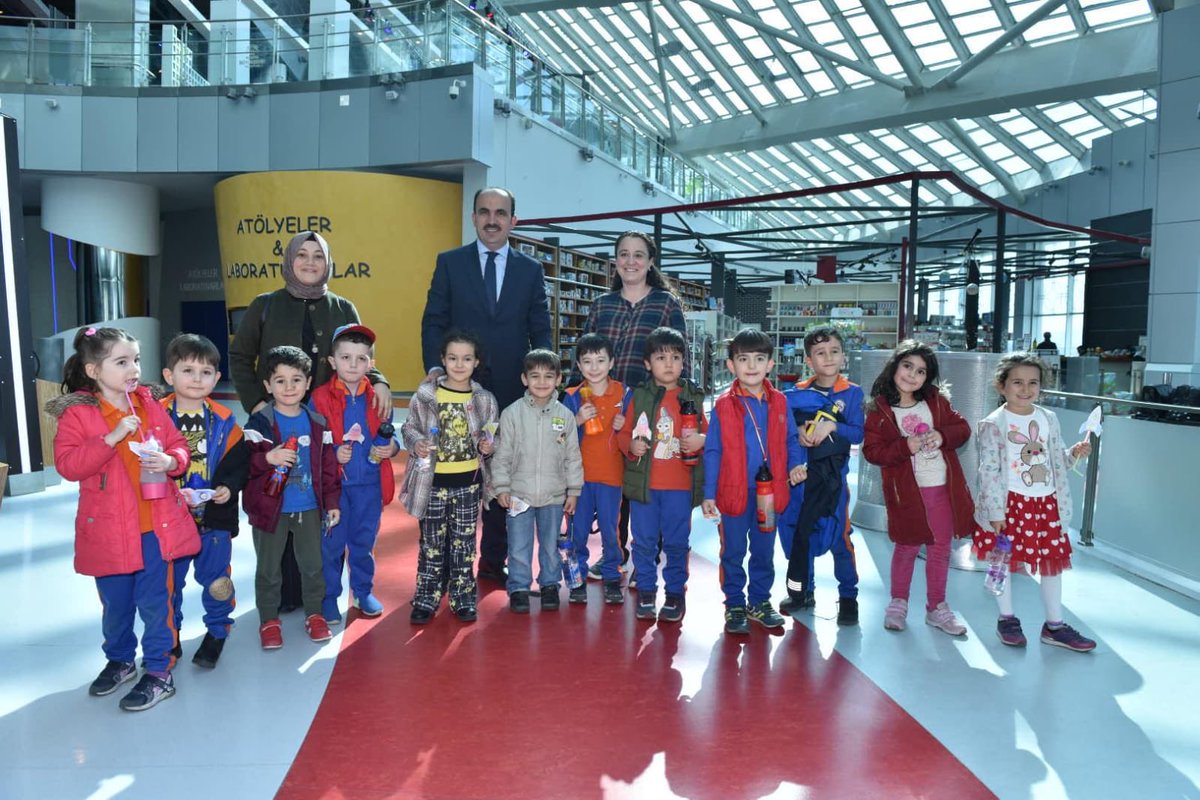 u_ibrahim_altay's tweet photo. Bu fotoğraf; Konya Bilim Merkezi’mizi ziyarete gelen Karapınar Atatürk İlkokulu ve Şehit Demet Sezen Anaokulu öğrencilerimizle hatıramız olsun.  
...
Bu arada çocuklarımızla birlikte olmayı çok özlediğimi fark ettim. #Konya #BenimŞehrim https://t.co/3ppVMYt4K6