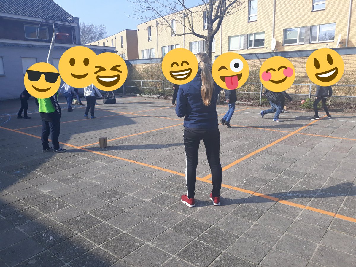 Marleen_BW's tweet photo. Het voetbalspel in oranje werd erg goed ontvangen tijdens de instructie op #dewaaier, lekker voetballen met zn allen zonder gedoe! Daarnaast natuurlijk ook leuke @BeweegWijs activiteiten in de andere kleuren. @ZutphenActief @gem_Zutphen https://t.co/LuGr9C7pGz