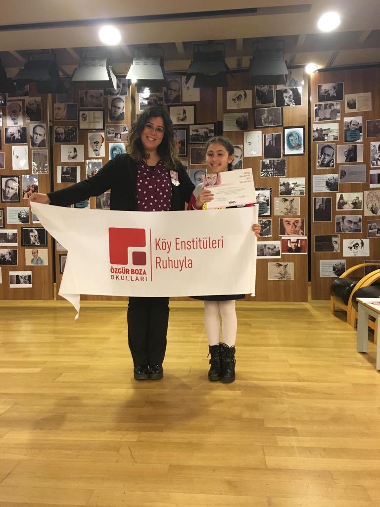 5-B sınıfı öğrencilerinden Duru Demirhan Özel Okullar Arasında Yapılan “Hayaller” konulu Edip Cansever Şiir Yarışmasında “Özel Onur”ödülü almıştır. Öğrencimizi ve öğretmenini tebrik eder,şiirle dolu başarılı bir yaşam dileriz. @ozgurbozaokulları @şiirdolubirhayat #DünyaŞiirGünü