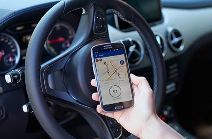 allianz_de's tweet photo. Die #Allianz bietet ihre #Telematik #KfzVersicherung ab Mai 2019 ohne Altersbeschränkung an! Jung👧 UND Alt👴 können dann 30 Prozent #sparen, wenn sie #BonusDrive per #App nutzen. Das verkündete @Allianz Vorstand Joachim Müller heute bei einem Pressegespräch. https://t.co/qILMYIW16o