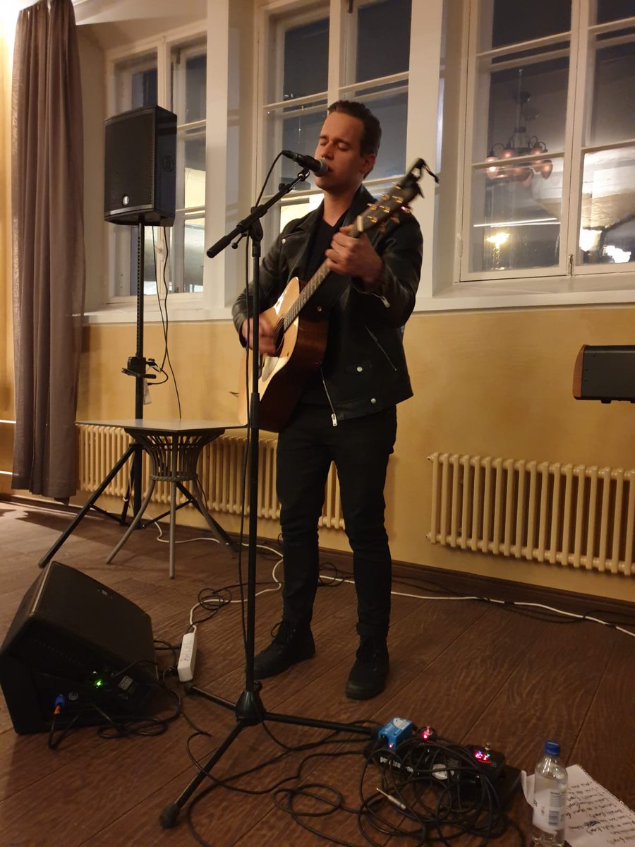 markku_hakola's tweet photo. Kiitos keikasta @MikkoHarjuMusic ja hyvistä vinkeistä Elisa @SpOptia ja Petri @Sp_Koti  ja DesignStudio Heli Mäkiranta #tahdoenemmän #polkuomaanasuntoon #ensiasunto https://t.co/HlZh0YbeCc