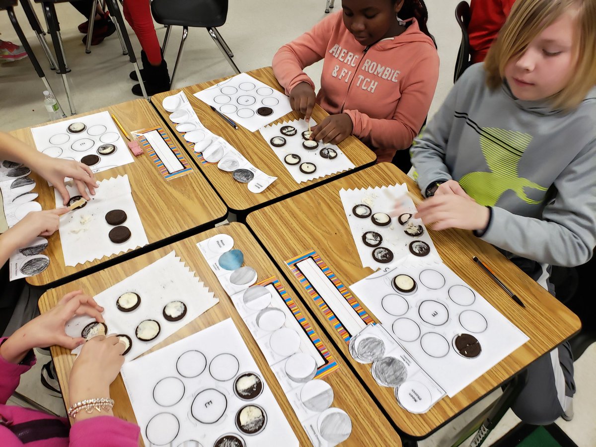 MrsCummings_AP's tweet photo. Creating moon phases with Oreos! @SHEMediaCenter @CPSScience @Keizerbug #SHEisgolden #5thgraderocks #Oreos #moonphases https://t.co/C4A0cFnEEa
