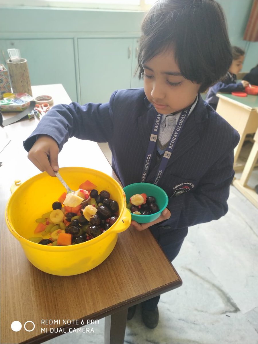 Mansi49604420's tweet image. #fruitchat #learningaboutselfservice #healthyparty #happylearningadventures #smilesallaround #learningwithfun #learningbydoing #beingresponsible @supritichauhan @rgsnoida