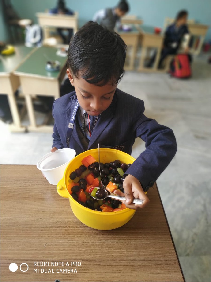 Mansi49604420's tweet image. #fruitchat #learningaboutselfservice #healthyparty #happylearningadventures #smilesallaround #learningwithfun #learningbydoing #beingresponsible @supritichauhan @rgsnoida