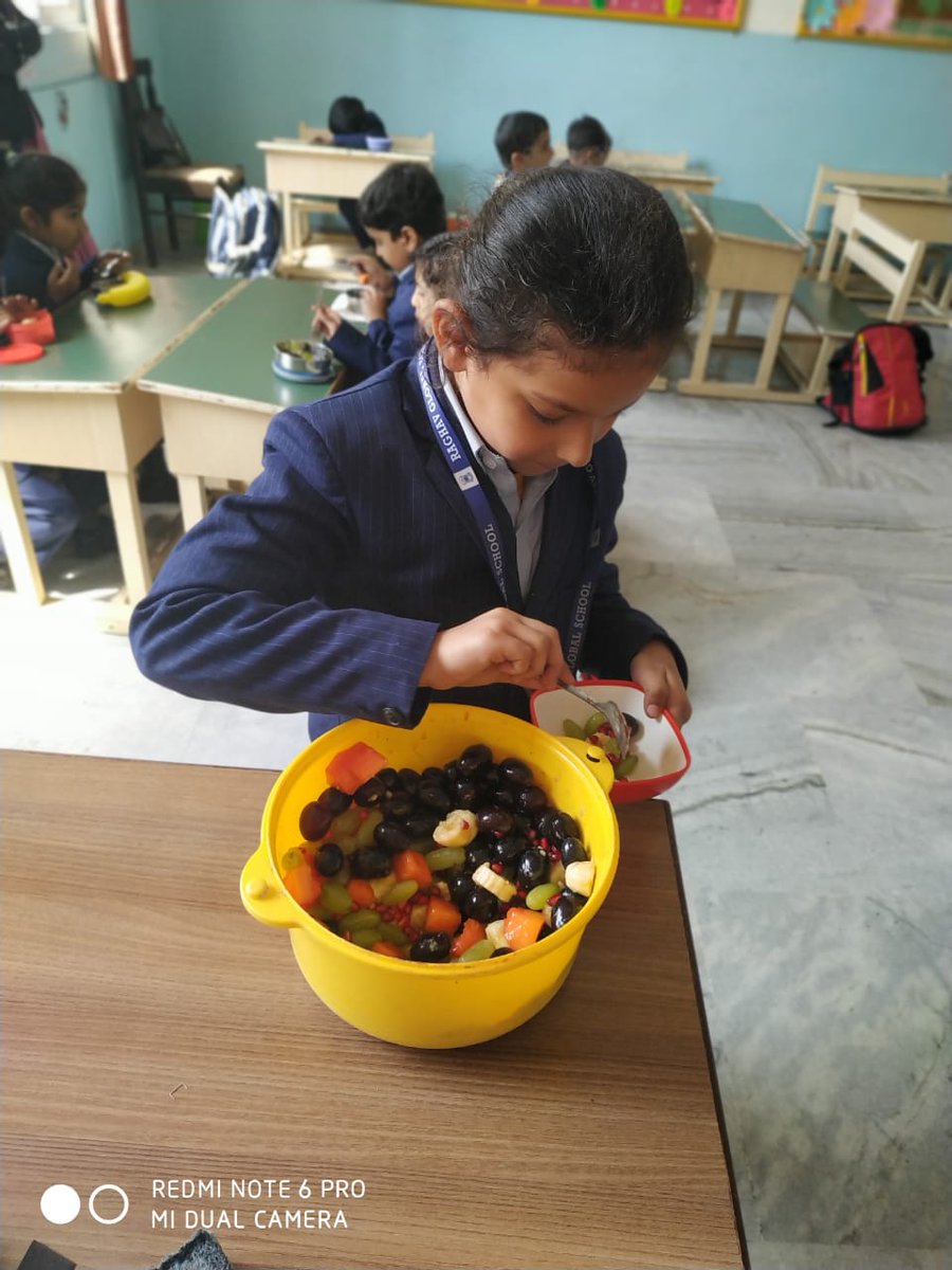 Mansi49604420's tweet image. #fruitchat #learningaboutselfservice #healthyparty #happylearningadventures #smilesallaround #learningwithfun #learningbydoing #beingresponsible @supritichauhan @rgsnoida