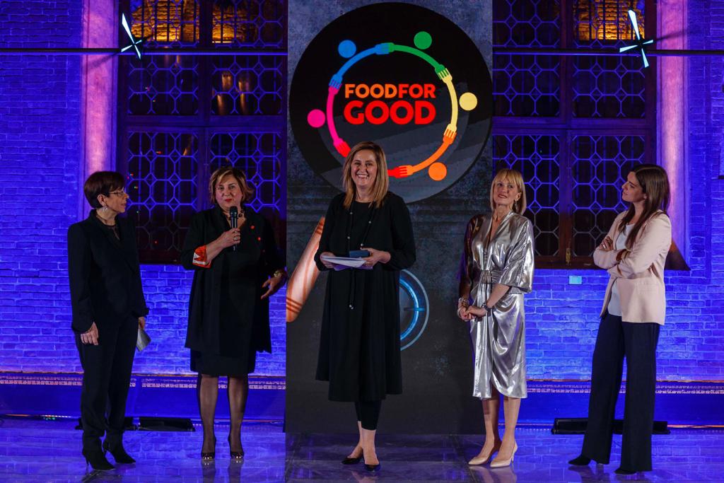 AnnamariaRuff's tweet image. Honoured for receiving the FCE Sustainability Award  bit.ly/2UND48r
@Federcongressi @AAlbarelli @SITEGlobal @supergreybeard