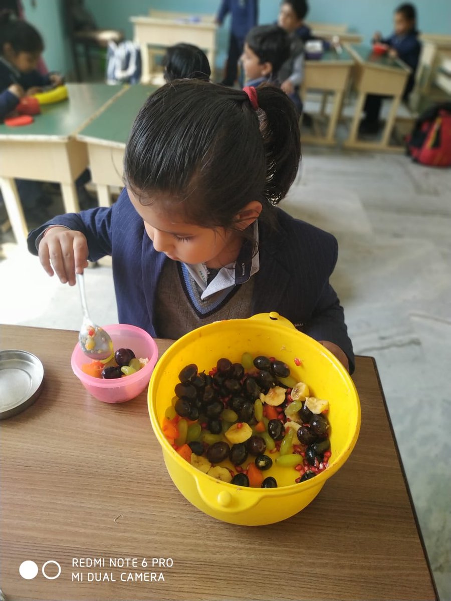 Mansi49604420's tweet image. #fruitchat #learningaboutselfservice #healthyparty #happylearningadventures #smilesallaround #learningwithfun #learningbydoing #beingresponsible @supritichauhan @rgsnoida