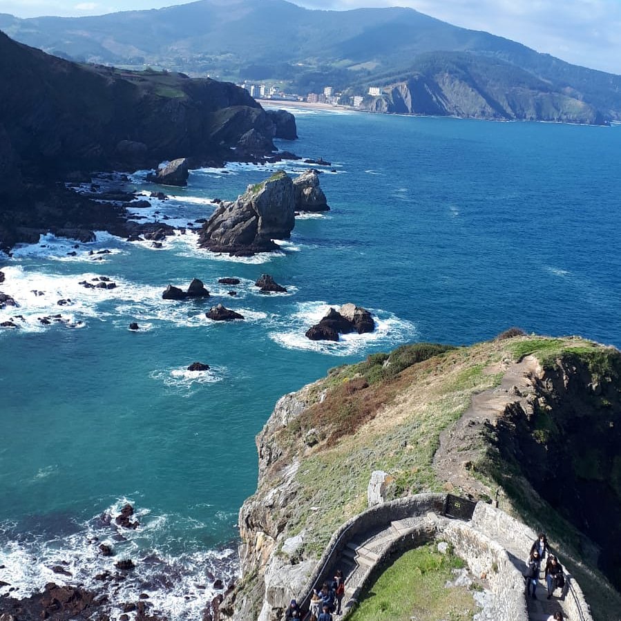 TurismoBakio's tweet photo. #hoy la red de oficinas de gobierno vasco ha visitado nuestros municipios #bakio y #bermeo... #gaztelugatxe #txakolin- gunea @ArroyabeBermeo https://t.co/31yBcPuN3l