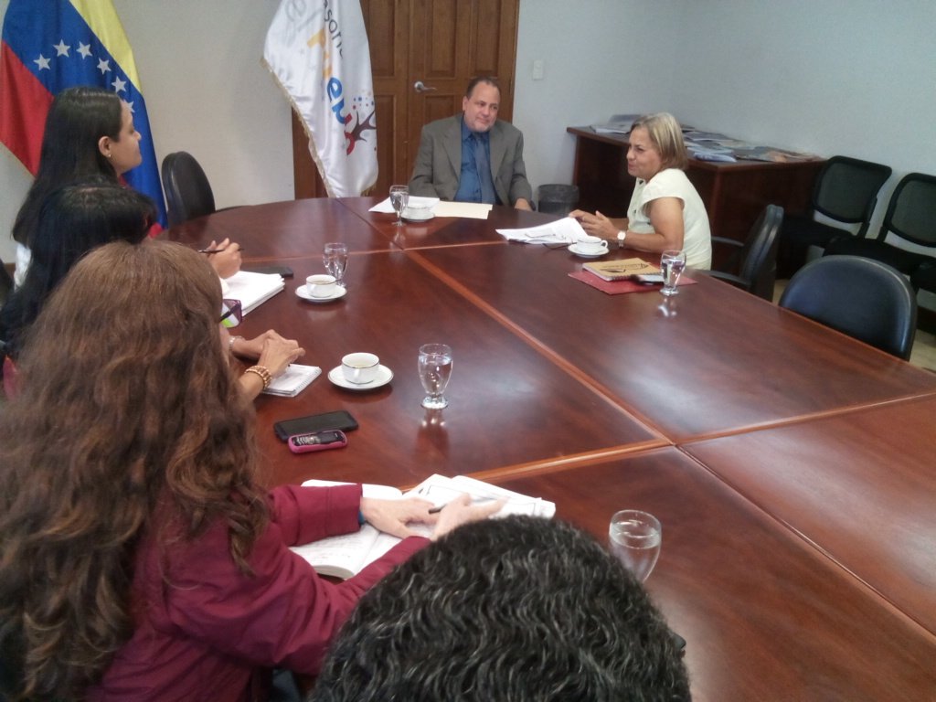 Defensoria_Vzla's tweet photo. El Defensor del Pueblo @aruizddp recibió #Hoy a  la II vicepresidenta de la ANC Gladys Requena y entregó documento en el cual solicita reforzar la promoción de Ley contra el Odio, por la Convivencia Pacífica y la Tolerancia para su debido cumplimiento hacia una cultura de paz https://t.co/UHYW5yOtTa