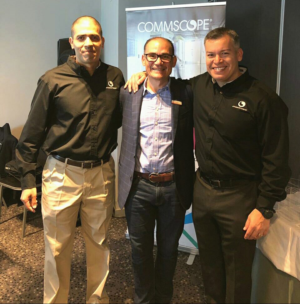 EraTelecom's tweet image. Desarrollar negocios regionales es parte importante de nuestra expansión, y qué mejor que hacerlo con uno de nuestros partners más destacados como lo es @CommScope en su #KickOff2019 Argentina, a lado de Adrian Utrera y @solis_ed. #ERATelecom #RunsOnCommScope