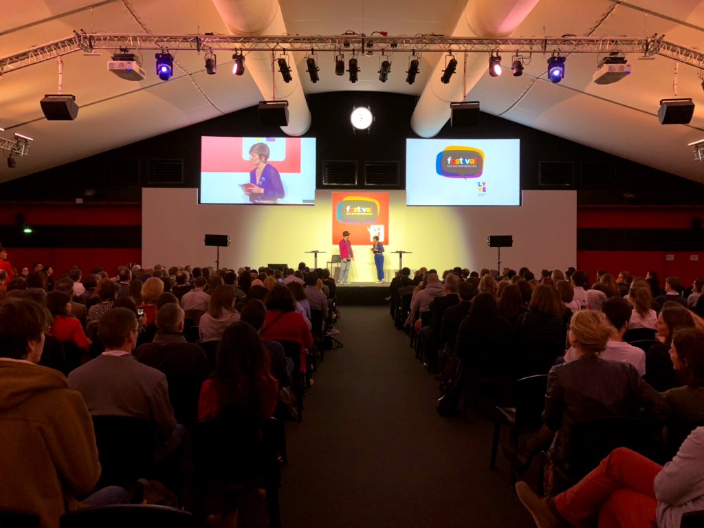 LYVE_Lyon's tweet photo. Ouverture de la soirée du #FestivalEntrepreneurs par @maelle_allain et @jesuislfb : plus de 35 événements sur 2 jours ont été organisés par l’écosystème LYVE pour « agiter l’#entrepreneur qui est en vous ! » 🥳 https://t.co/9MLZW3hkEO