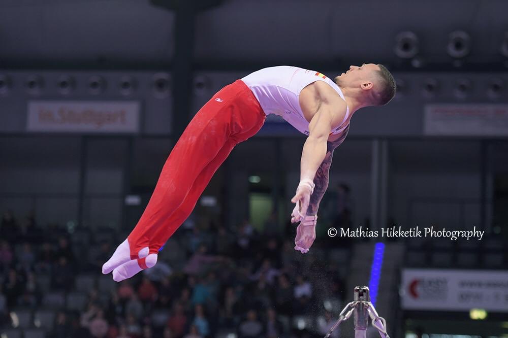 Nunca dejes que los demás influyan negativamente en tus decisiones. Lo realmente importante es la actitud firme ante los serios propósitos de la vida.