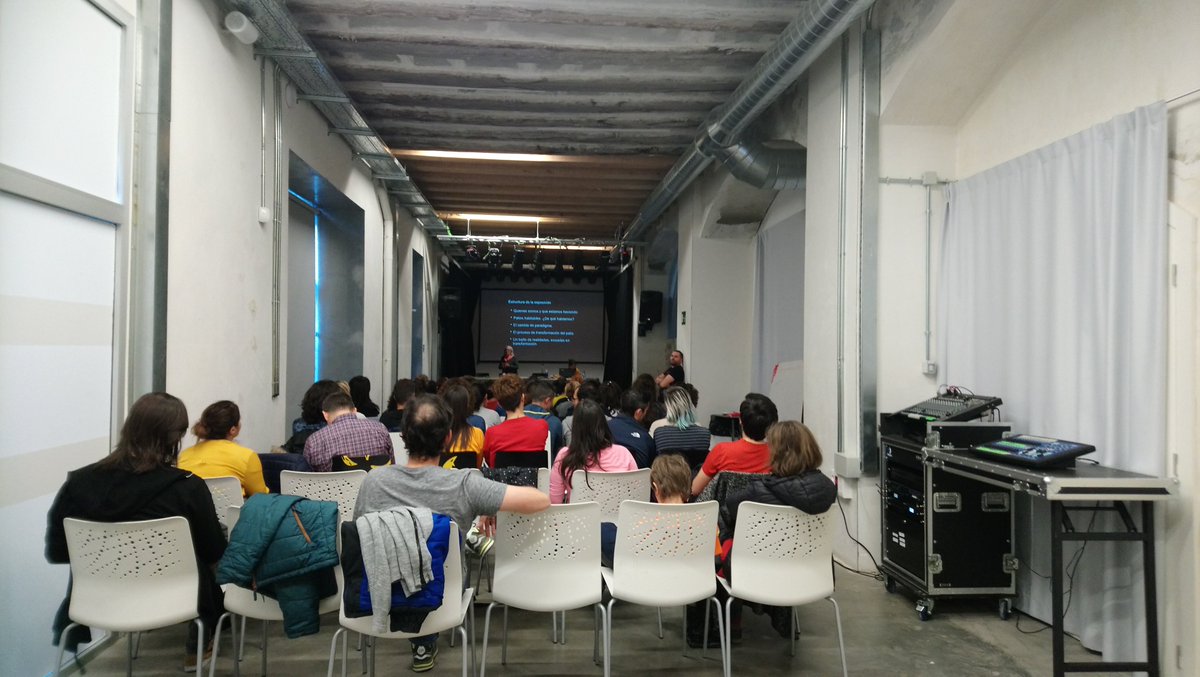 Con @carme_ccols en de patio a espacio educativo. Reflexionando  sobre nuestro patio. Niños y niñas como centro de este cambio de paradigma.