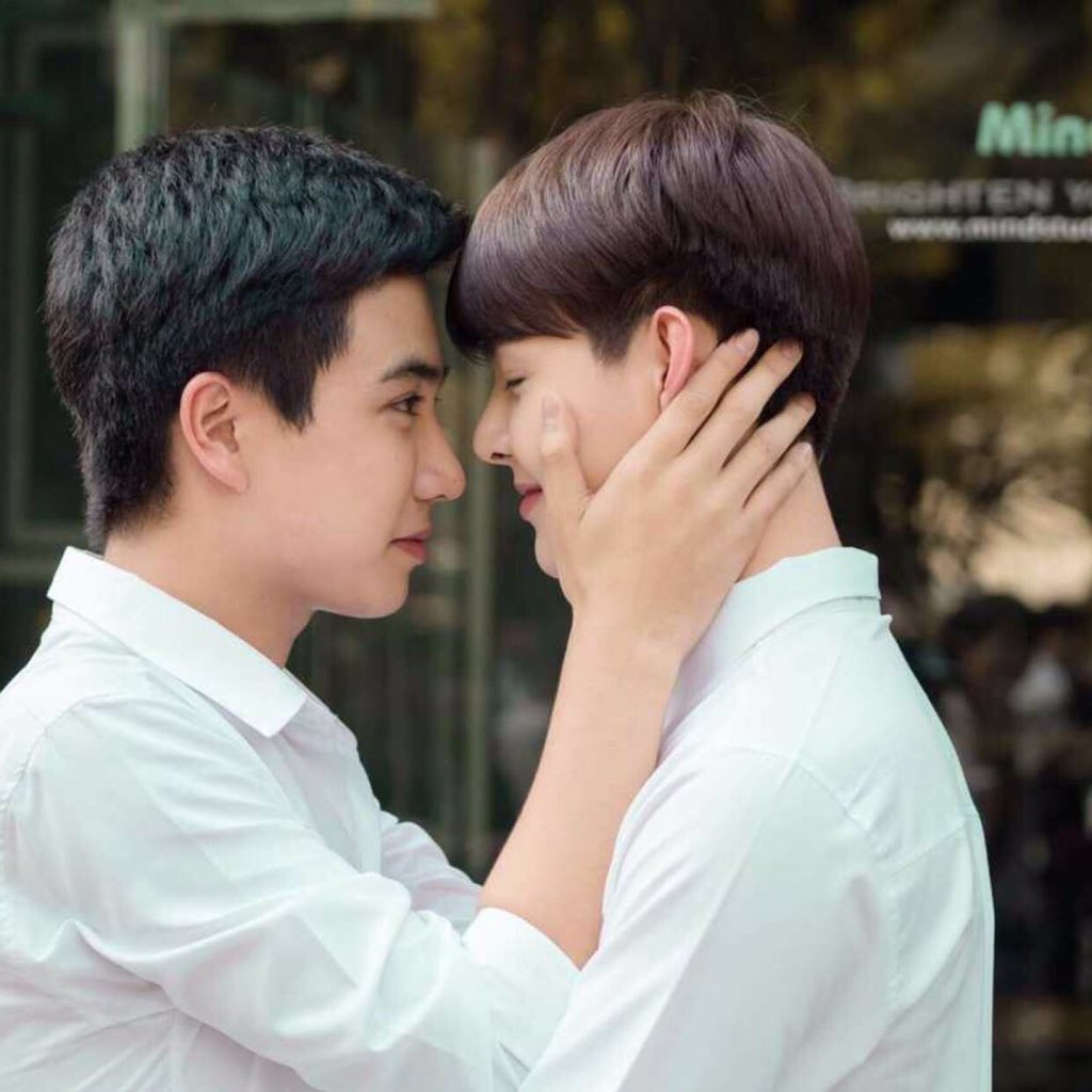 leejiyun18's tweet photo. Two hearts lead, fear no distance.🖤♥️
两心所牵,何惧远近🖤♥️
#lbcfirstchanceinmanila2019
#PerthSaintSaiton
#PinSon https://t.co/SiZpalmh6R