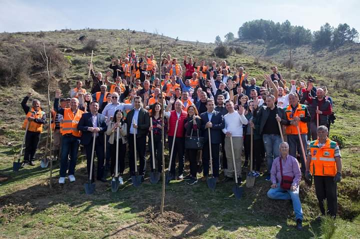 aprtirana's tweet photo. Në ditën Ndërkombëtare të Pyjeve, i shtojmë parkut të Vaqarrit 12000 fidanë pyjor. 💚🌱💚
🙏Këshillit të Qarkut dhe donatorëve për kontributin dhe besimin.
''Dhuro pemë për Tiranën'': https://t.co/N518GNi1wc

#DhuroNjëPemë #DhuroDashuri #TiranaEGjelbër #ParqeTëBukura https://t.co/0dqYa5ffcG