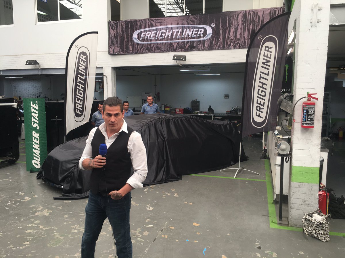 Sigue la transmisión en vivo en en #FacebookLive de <a href="/FreightlinerMex/">Freightliner México</a> y descubre con <a href="/ChintroP/">Paco Chintro</a> la nueva máquina de <a href="/SantiagoTvr/">SantiagoWEB3 🌊</a> para esta temporada en @NASCARPEAKMX