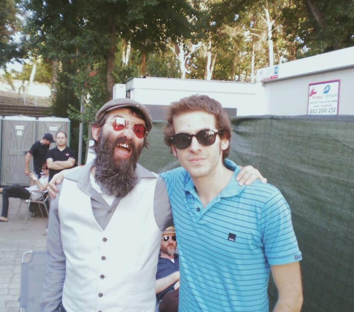 autumncomets's tweet image. En Junio de 2011 tocamos en la primera edición del @dcodefest compartiendo cartel con, entre otros, @THE_EELS (en la foto Mr. E con Gonzalo ✨) y @bandofhorses . Fue nuestra primera vez en escenario grande y el último concierto que dimos con Michi 💔