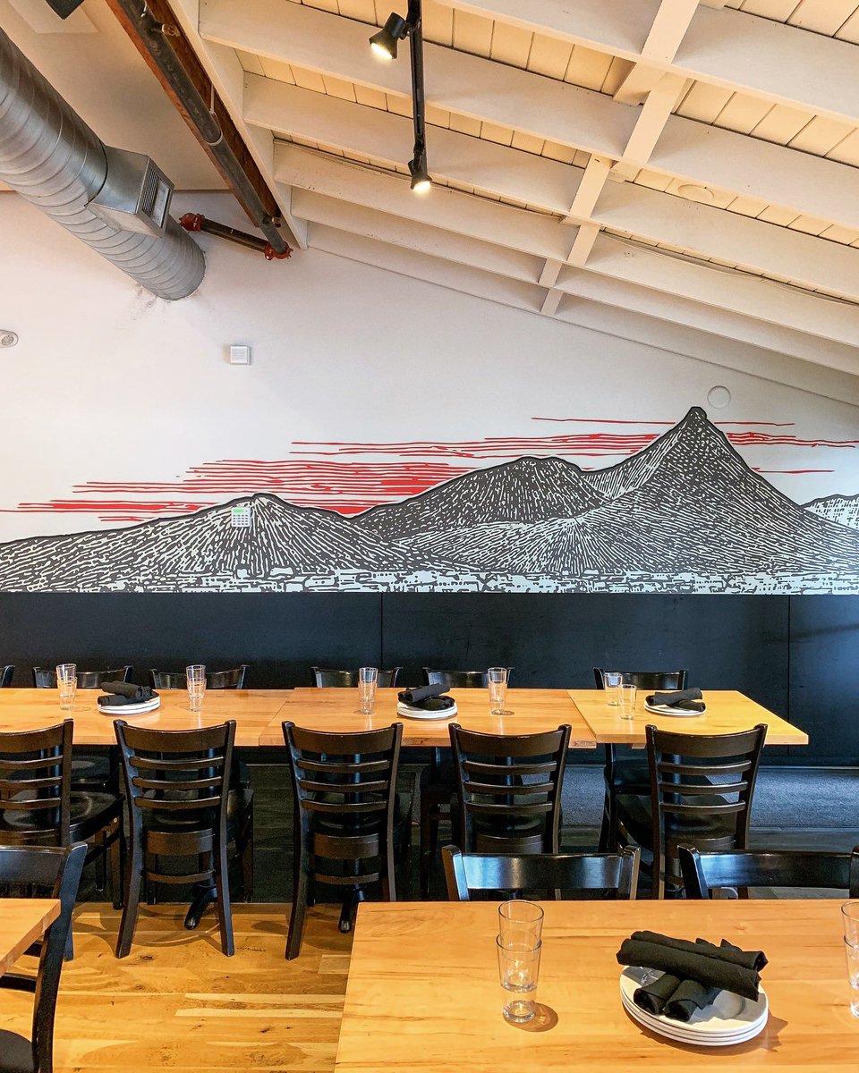 A little bit of Italy in the PNW. 🌋🇮🇹
#mtvesuvius #TuttaBellaBellevue #bellevuewa #bellevue #pnwrestaurant #neapolitanpizzeria #mural #tuttabella