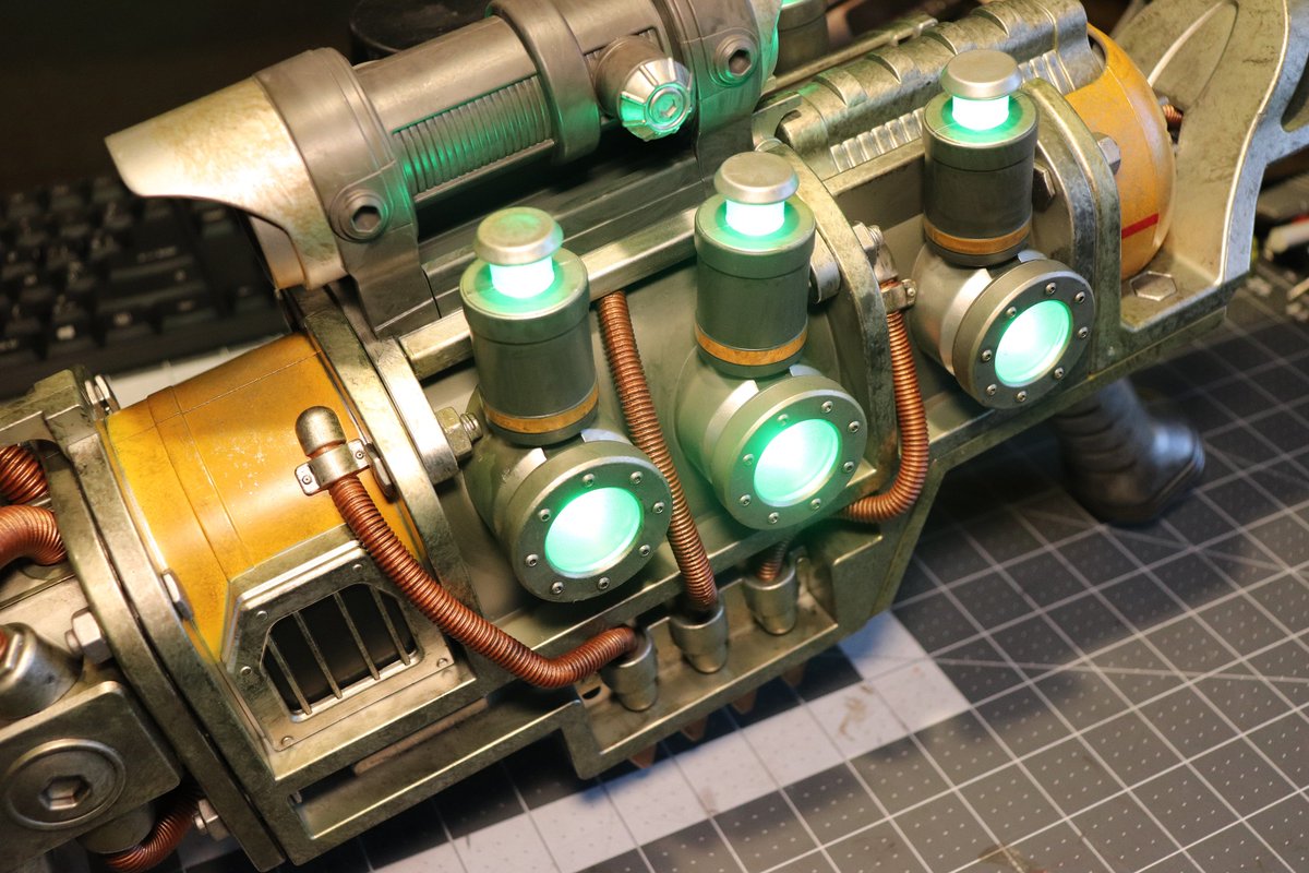 ShortyDesigner's tweet photo. Après un peu plus de 9 mois d'attente, le Plasma Rifle de chez @Bethesda_fr est arrivé!
Finition correcte pour le prix, même si je compte le repeindre/weathering etc..
Il rejoint donc le temporairement le mur de Props ( la c'est que les Props que j'ai réalisé normalement :D ) https://t.co/IAZvEGFZol