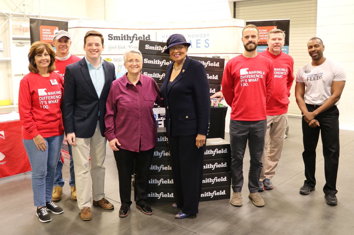 SmithfieldFoods's tweet image. We donated over 169,000 servings of protein to @shmetrolina food bank in Charlotte, NC this week on our #HelpingHungryHomes tour. Thank you to our retail partner @FoodLion for joining us in our mission to help make Americans more food secure. smithfieldfoods.com/newsroom/press…