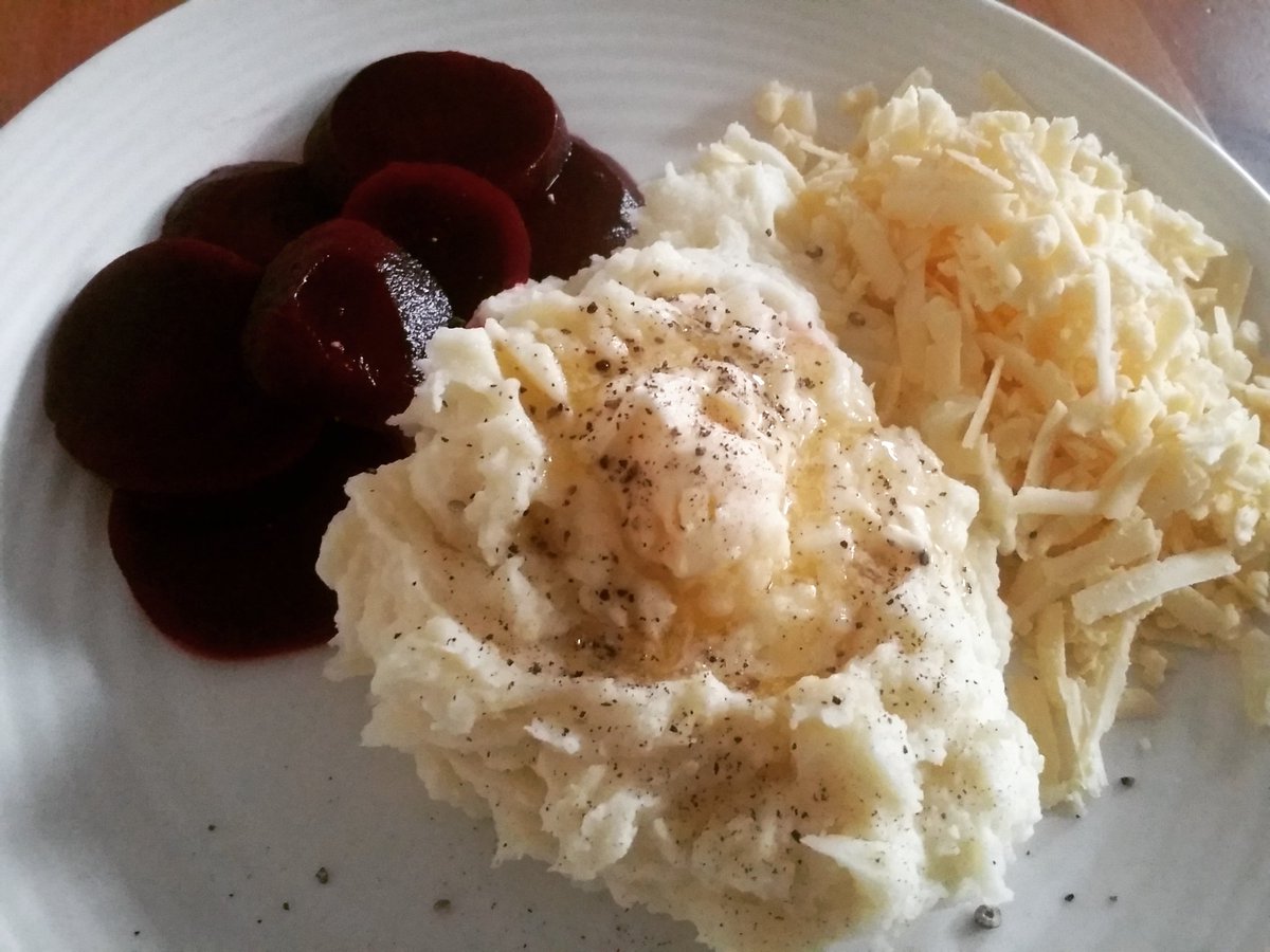 minijaffa13's tweet photo. Sometimes all I want for dinner is a big old plate of buttery peppery mash potatoes with a load of cheese and beetroot, washed down with a big old glass of grapes! #oneofthosedays #simpleneeds #flumpinglush 😋 https://t.co/f8zdBGveHr