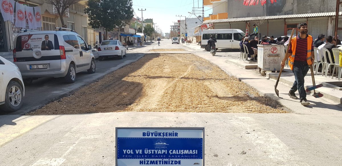 bsbakcakale's tweet photo. Büyükşehir Akçakale  Merkez mahallesi Ceylanpınar Caddesinde Fen İşleri Dairesi Başkanlığı ekipleri Yol bakım ve onarım çalışması devam ediyor.@nihatcftc https://t.co/msz4ZP9M9g