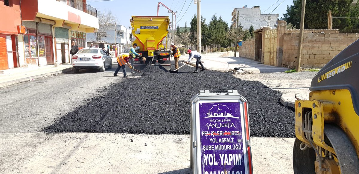 bsbakcakale's tweet photo. Büyükşehir Akçakale  Merkez mahallesi Ceylanpınar Caddesinde Fen İşleri Dairesi Başkanlığı ekipleri Yol bakım ve onarım çalışması devam ediyor.@nihatcftc https://t.co/msz4ZP9M9g